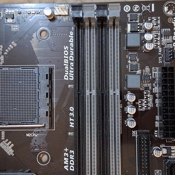 GIGABYTE GA-78LMT-USB3 R2 Motherboard - Picture 5 of 7